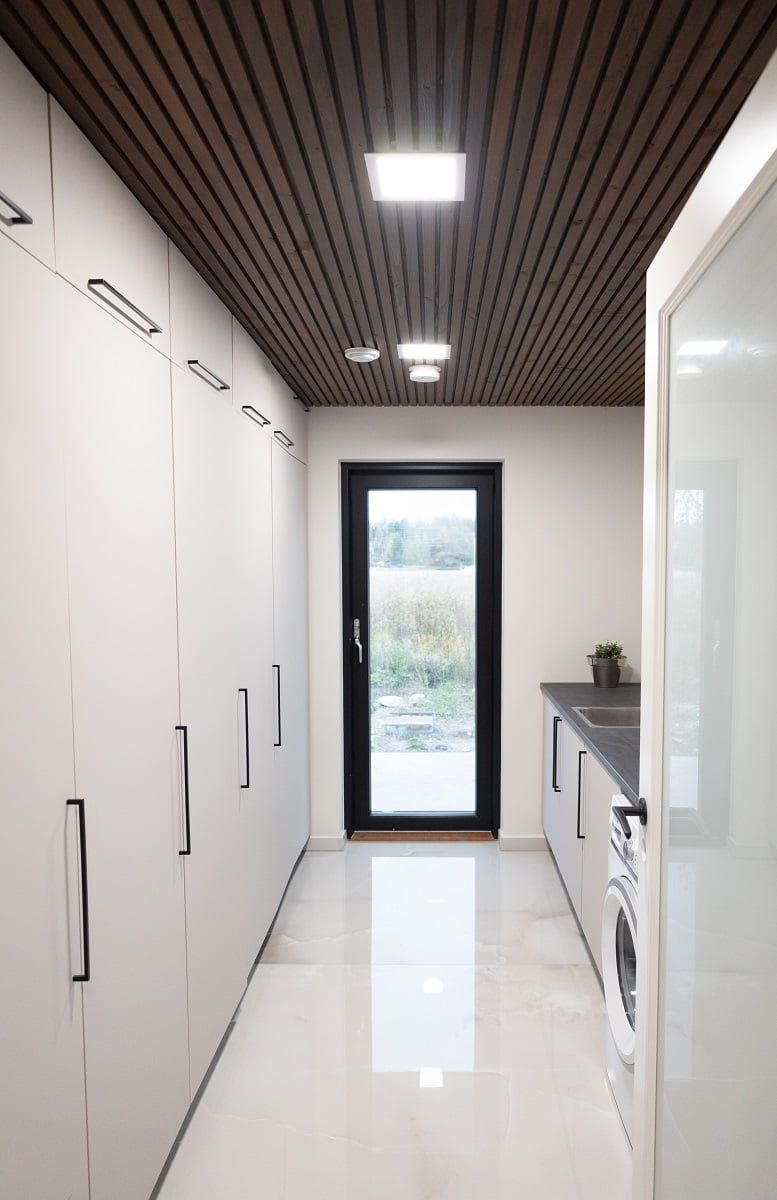 Il ripostiglio deve avere una luce sufficiente per lavorare. Lo spazio è dotato di 2 apparecchi Paneeli 200. © LedStore.fi